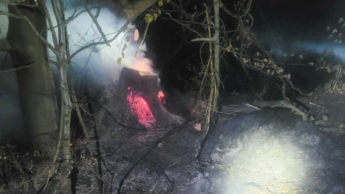 Noční požár v srdci Beskyd. Hasiči do pralesa Mionší nosili vodu na zádech